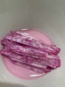 紅しぐれ大根、お酢につけると色がピンクになる