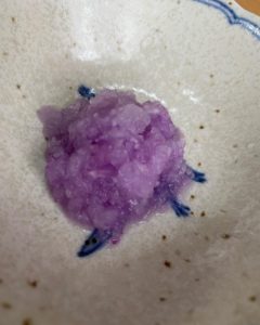 紅しぐれ大根、大根おろしにすると紫色でキレイ