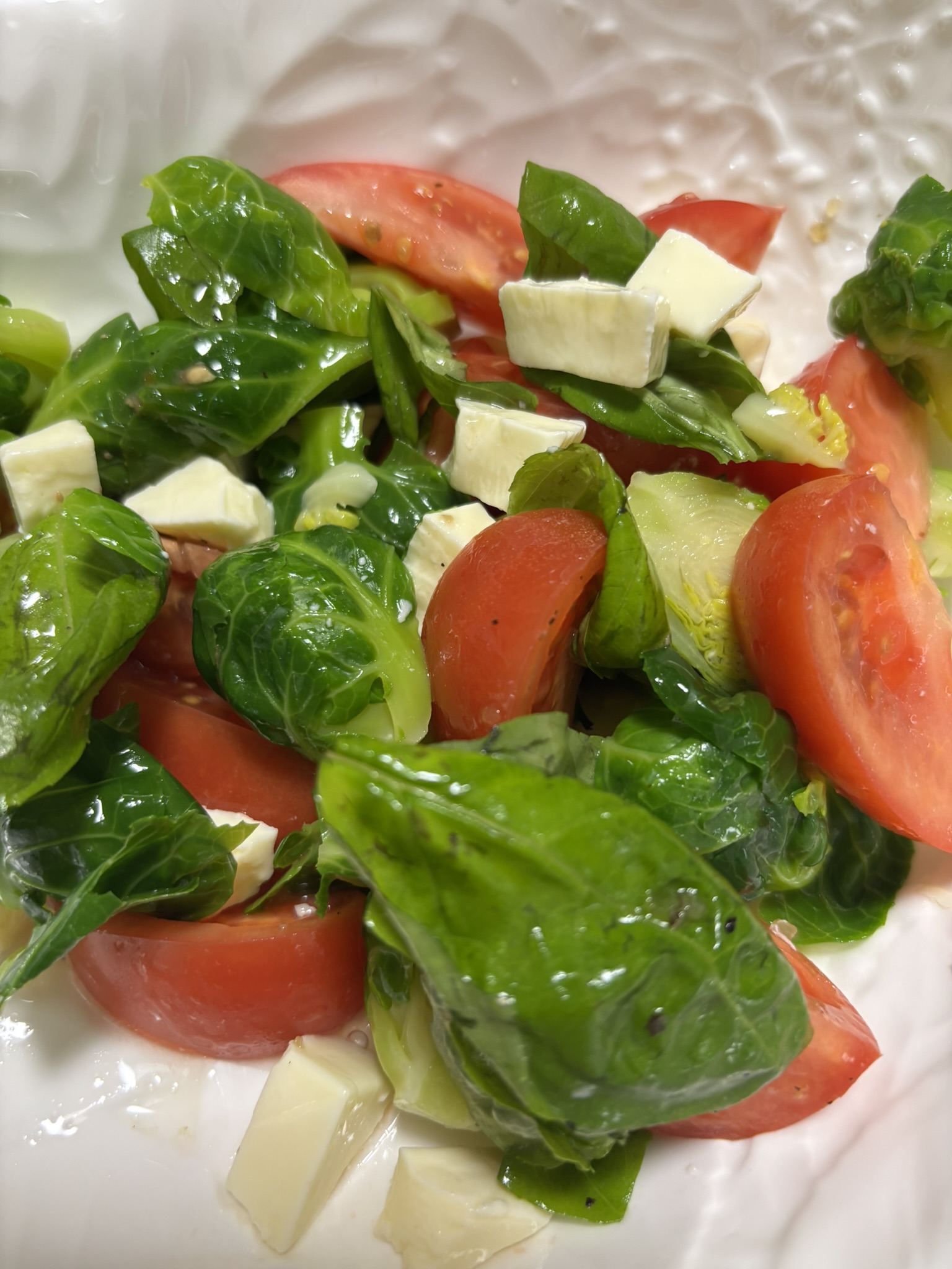 🥗 芽キャベツとバジルとトマトのチーズサラダ 🧀