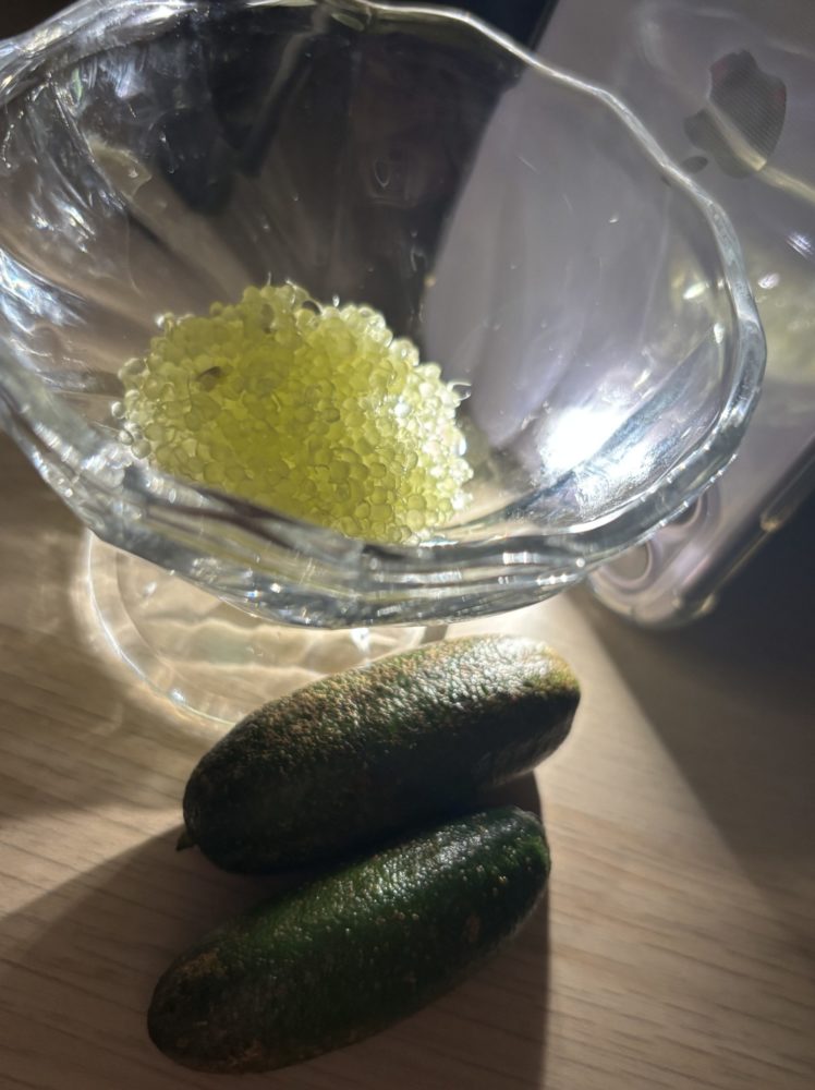 フィンガーライムを光を
あてた画像
