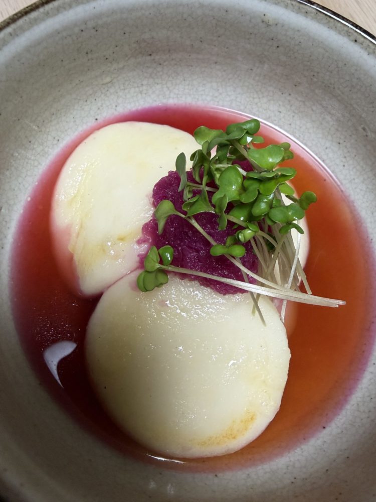 紅くるり大根おろし餅の盛り付け